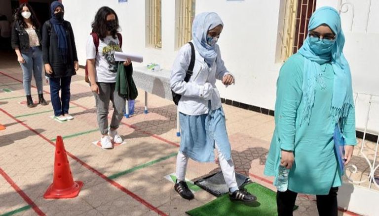 طالبات مغربيات يرتدين الكمامة في المدرسة