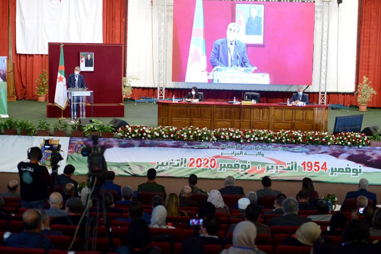 رئيس الوزراء الجزائري في تجمع انتخابي حول استفتاء تعديل الدستور