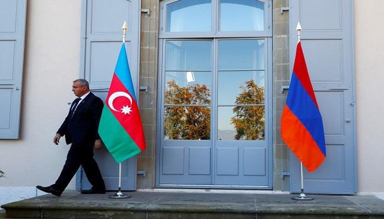علم أذربيجان (يسار) وعلم أرمينيا في افتتاح المحادثات في جنيف