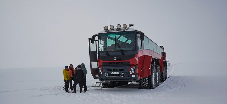 الحافلة العملاقة طولها 15 متراً وتدفعها 8 عجلات