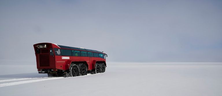 الحافلة العملاقة طولها 15 متراً وتدفعها 8 عجلات