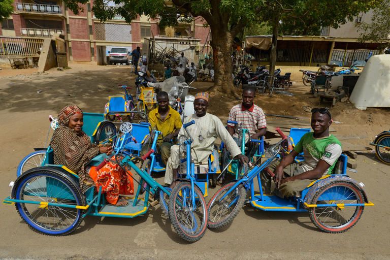 اثنان من الفريق الطبي يعالجان مريضا
