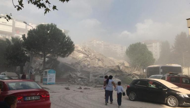 جانب من مشاهد الدمار في مدينة إزمير التركية