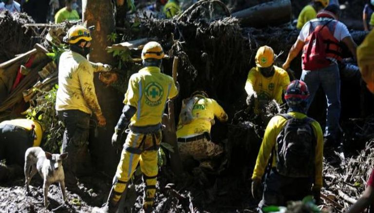 عمال الإنقاذ يبحثون عن ناجين تحت الوحل