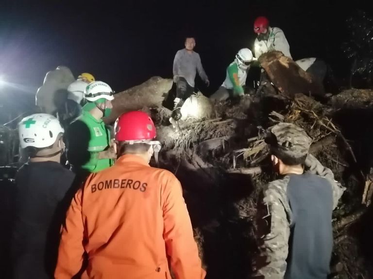 عمال الإنقاذ يبحثون عن ناجين تحت الوحل