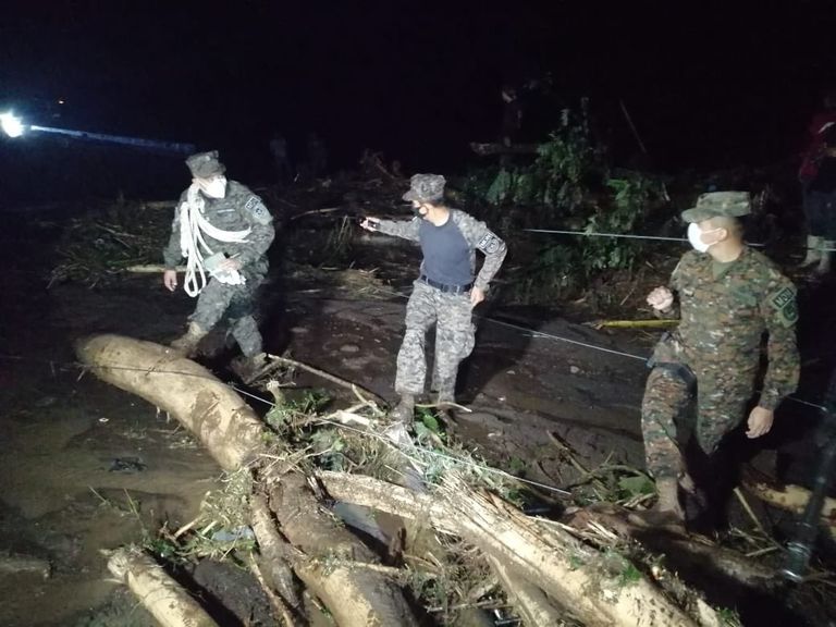 عمال الإنقاذ يبحثون عن ناجين تحت الوحل