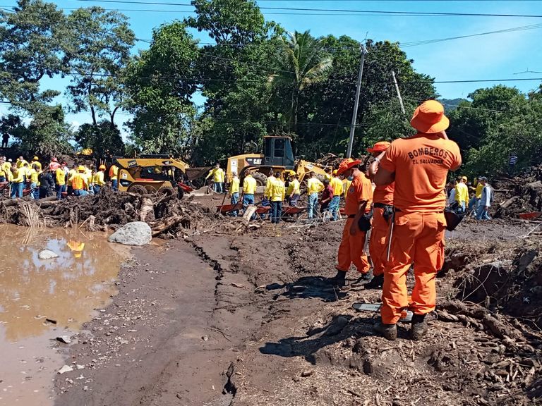 عمال الإنقاذ يبحثون عن ناجين تحت الوحل