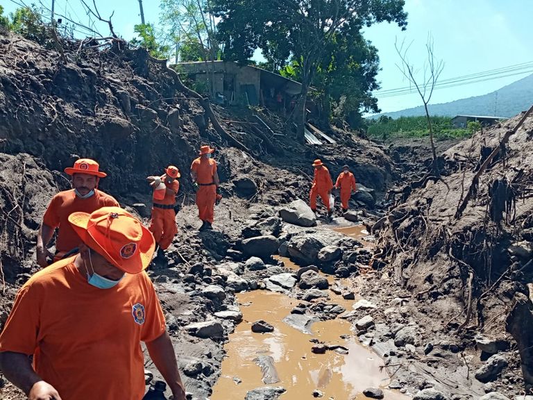 عمال الإنقاذ يبحثون عن ناجين تحت الوحل