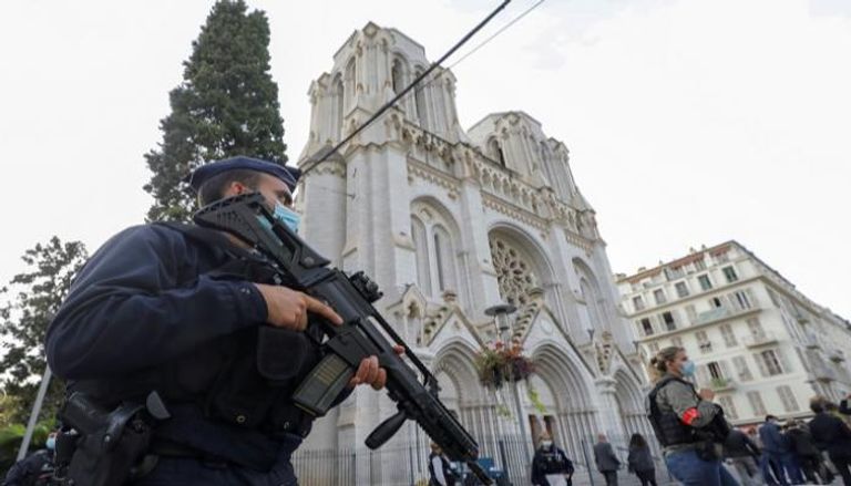 عناصر من الأمن الفرنسي في موقع الهجوم الإرهابي بنيس- الفرنسية
