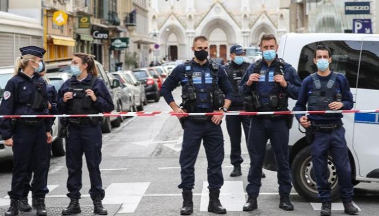 عناصر من الشرطة الفرنسية بموقع الحادث الإرهابي في نيس - أ.ف.ب