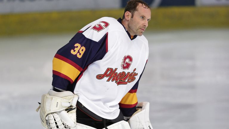 بيتر تشيك حارس أرسنال وتشيلسي السابق جاريث بيل لاعب ريال مدريد المعار إلى توتنهام