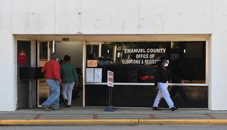 رئيسة جورجيا سالومي زورابيشفيلي تدلي بصوتها