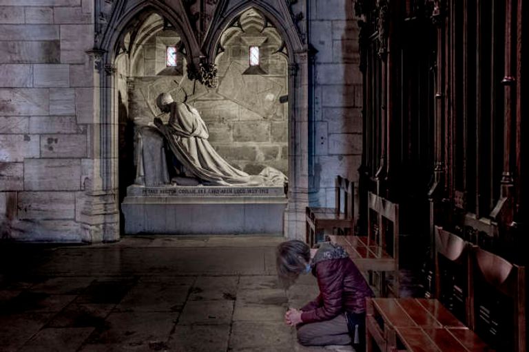 سيدة فرنسية تصلي أمام مكان وقوع الجريمة داخل كنيسة نيس فرنسيون يتضامنون مع ضحايا اعتداء نيس الإرهابي بإشعال الشموع أمام الكنيسة