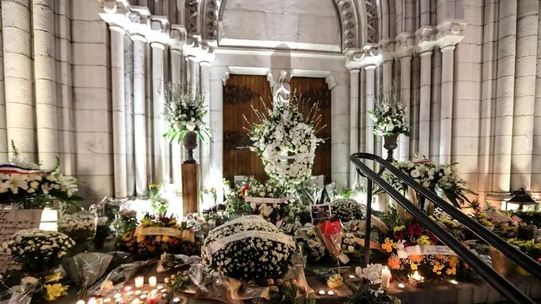 فرنسيون يتضامنون مع ضحايا هجوم نيس الإرهابي بوضع باقات من الورود فرنسيون يتضامنون مع ضحايا اعتداء نيس الإرهابي بإشعال الشموع أمام الكنيسة