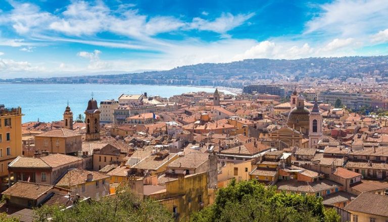 مدينة نيس الفرنسية فرنسيون يتضامنون مع ضحايا اعتداء نيس الإرهابي بإشعال الشموع أمام الكنيسة