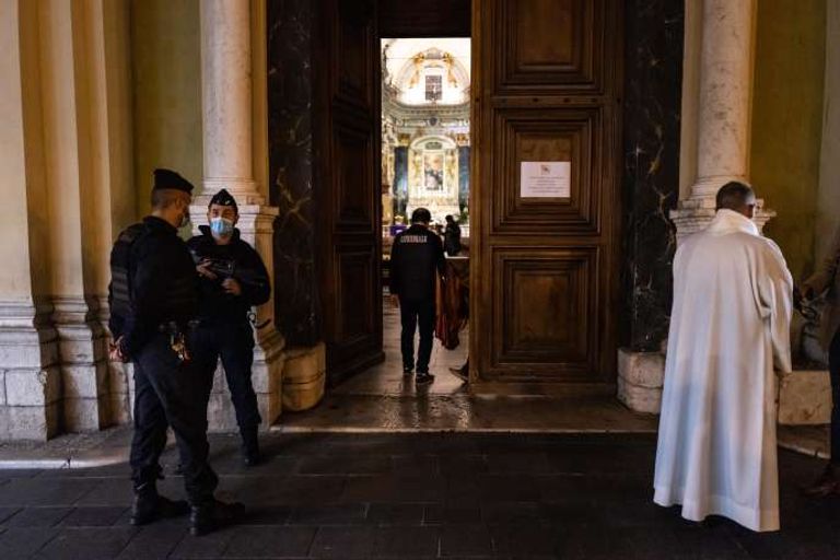 نيس عقب الهجوم الإرهابي فرنسيون يتضامنون مع ضحايا اعتداء نيس الإرهابي بإشعال الشموع أمام الكنيسة