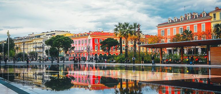 فنادق فخمة في مدينة نيس الفرنسية فرنسيون يتضامنون مع ضحايا اعتداء نيس الإرهابي بإشعال الشموع أمام الكنيسة