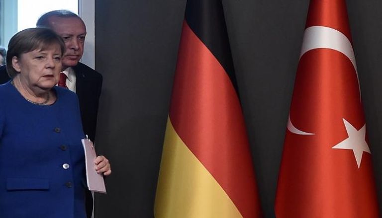 المستشارة الألمانية والرئيس التركي خلال لقاء سابق - أ.ف.ب