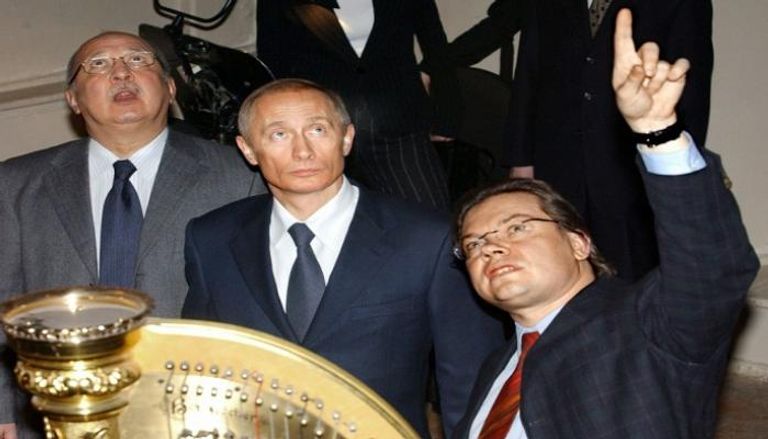 الروسي ألكسندر فيديرنيكوف (يمين) إلى جانب الرئيس الروسي فلاديمير بوتين - أرشيفية