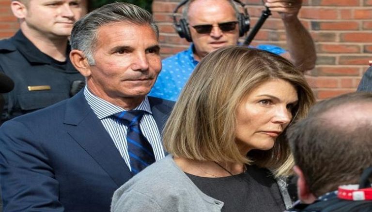 لوري لوفلين وزوجها موسيمو جانولي بعد جلسة في محكمة بوسطن الفيدرالية في أغسطس 2019