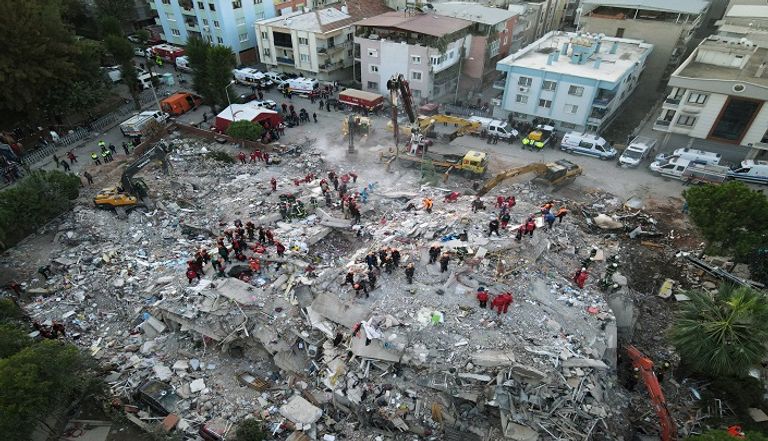 عمال الإنقاذ يبحثون عن ناجين وسط الأنقاض