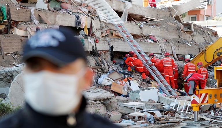 عمال الإنقاذ يبحثون عن ناجين وسط الأنقاض