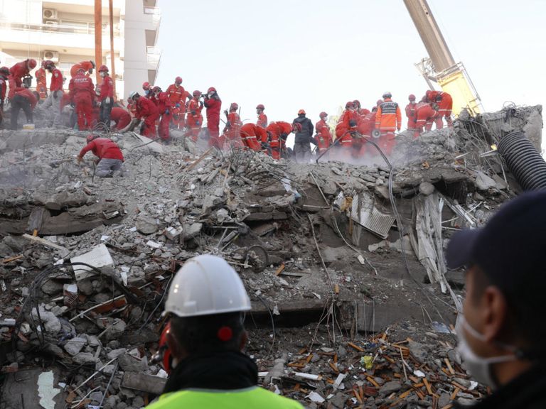 عمال الإغاثة يواصلون انتشال الجثث من بين الأنقاض