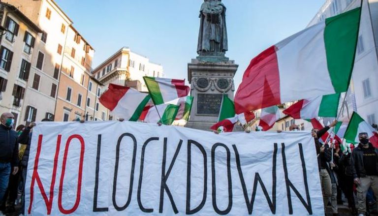 مظاهرات تندد بإجراءات الإغلاق في إيطاليا