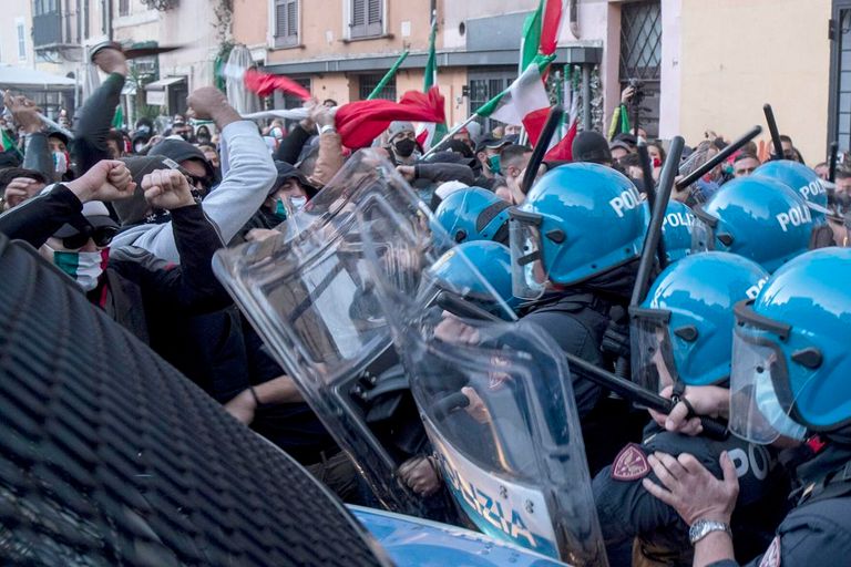 مظاهرات تندد بإجراءات الإغلاق في إيطاليا