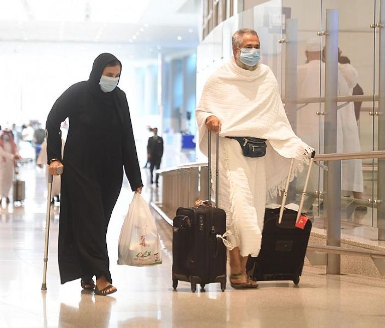 لحظة وصول أول فوج من معتمري الخارج إلى مطار الملك عبدالعزيز الدولي بجدة.