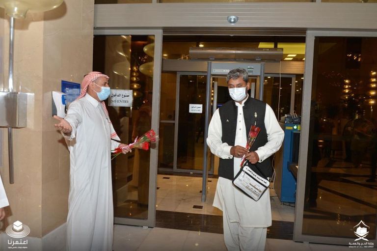 استقبال أول فوج من معتمري الخارج بالورود في مطار الملك عبدالعزيز الدولي بجدة.