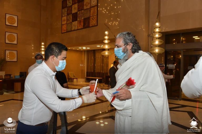 استقبال أول فوج من معتمري الخارج بالورود في أحد الفنادق بجدة.