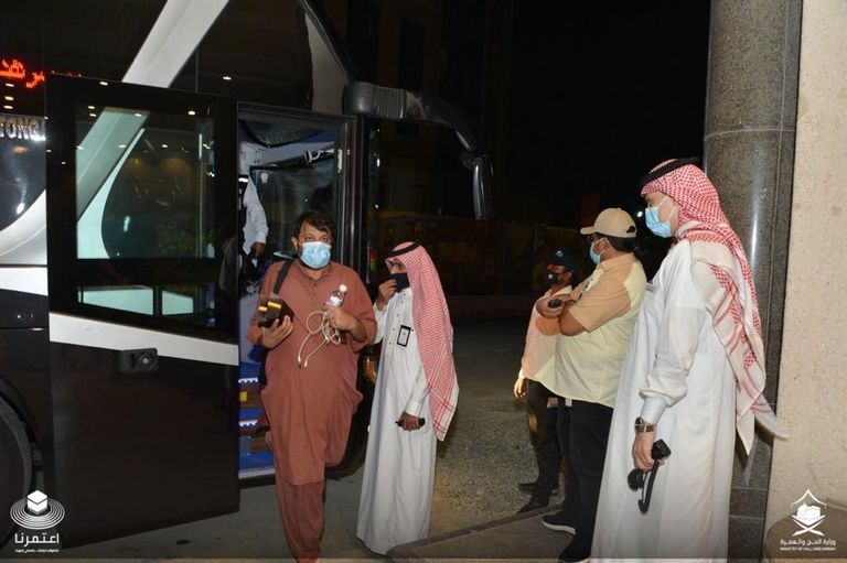استقبال أول فوج من معتمري الخارج في أحد الفنادق بجدة.