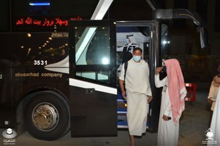 استقبال أول فوج من معتمري الخارج في أحد الفنادق بجدة.