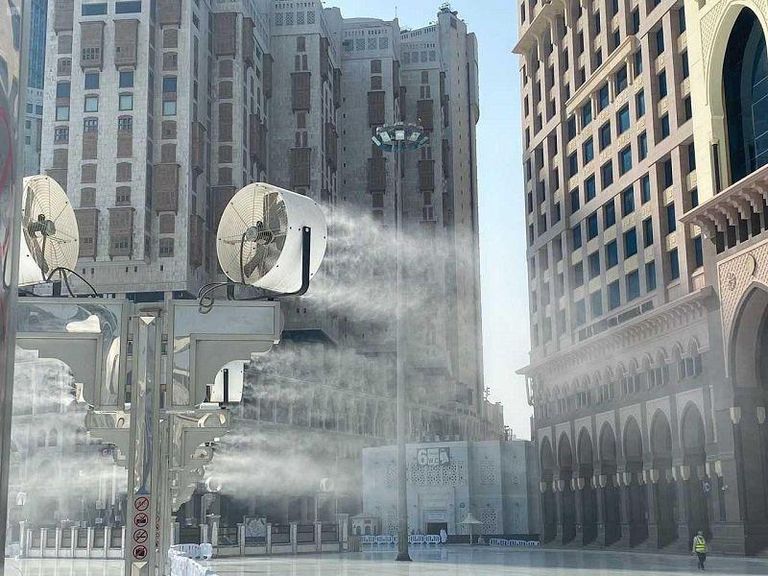 عملية تعقيم المسجد الحرام، للوقاية من كورونا، استعدادا لأداء العمرة