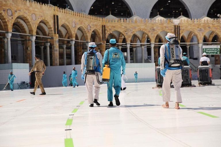 عملية تعقيم المسجد الحرام، للوقاية من كورونا، استعدادا لأداء العمرة