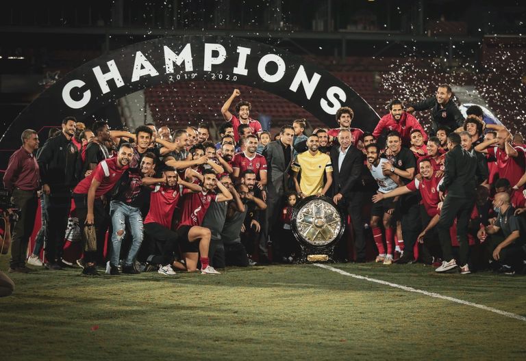 لاعبو الأهلي يحملون ويتوجون بدرع الدوري المصري  الأهلي بطل الدوري المصري