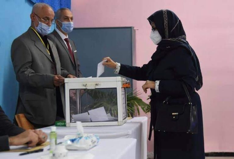 زوجة تبون وقائد الجيش يدليان بصوتيهما في الاستفتاء