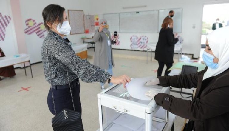 جزائرية أدلت بصوتها في استفتاء تعديل الدستور