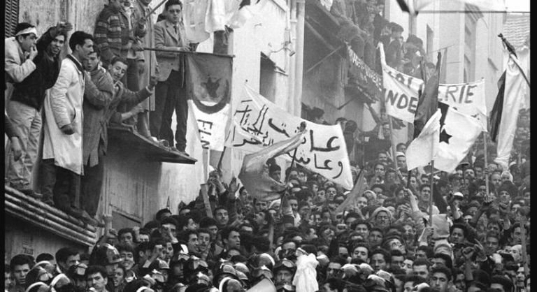 جزائريون في مظاهرات مطالبة بتقرير المصير