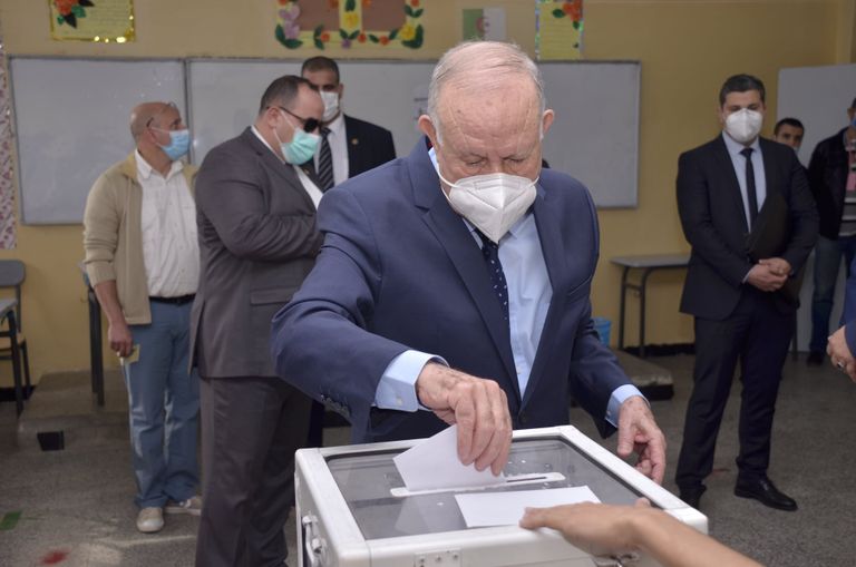 قائد الجيش الجزائري يدلي بصوته للمرة الأولى زوجة تبون وقائد الجيش يدليان بصوتيهما في الاستفتاء