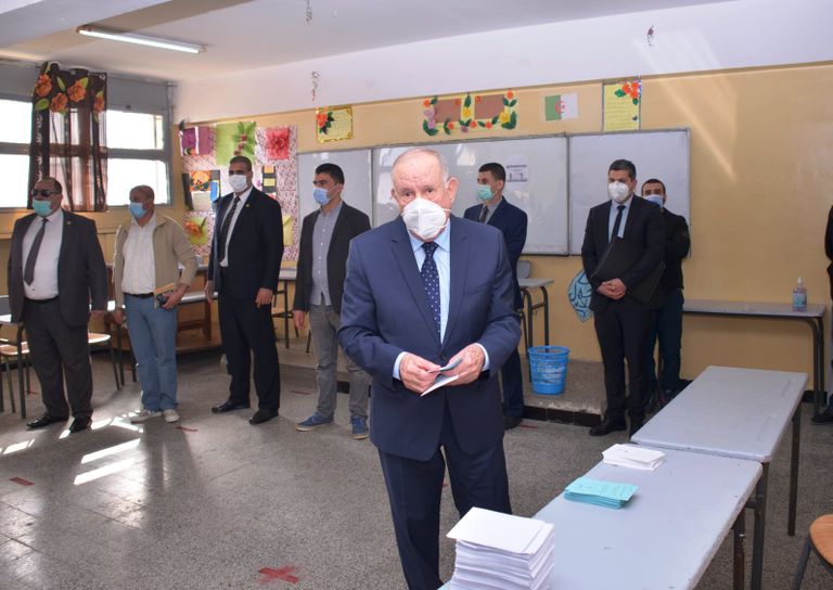 قائد الجيش الجزائري يدلي بصوته للمرة الأولى زوجة تبون وقائد الجيش يدليان بصوتيهما في الاستفتاء