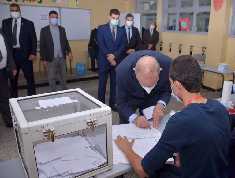 قائد الجيش الجزائري يدلي بصوته للمرة الأولى زوجة تبون وقائد الجيش يدليان بصوتيهما في الاستفتاء