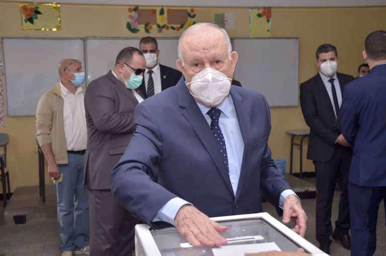 قائد الجيش الجزائري يدلي بصوته للمرة الأولى زوجة تبون وقائد الجيش يدليان بصوتيهما في الاستفتاء