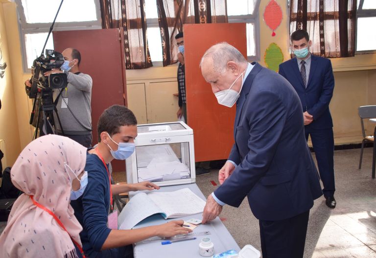 قائد الجيش الجزائري يدلي بصوته للمرة الأولى زوجة تبون وقائد الجيش يدليان بصوتيهما في الاستفتاء