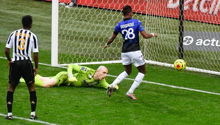 هشام بوداوي لاعب فريق نيس ومنتخب الجزائر