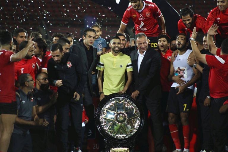 فضل وكهربا خلال مراسم تتويج الأهلي