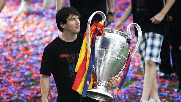 ليونيل ميسي يحمل كأس دوري أبطال أوروبا ميسي يحتفل بأول أهدافه في ذات الأذنين