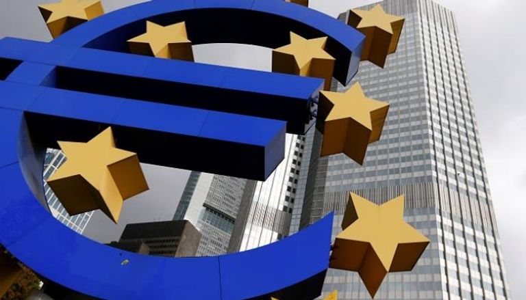 شعار اليورو أمام  البنك المركزي الأوروبي 