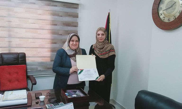 المعلمة رنا زيادة بين الطلاب في المدرسة